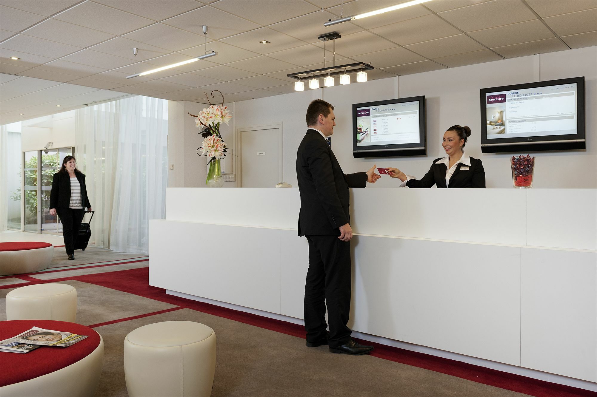 Отель Mercure Paris Le Bourget Aeroport Ле-Блан-Мениль Экстерьер фото